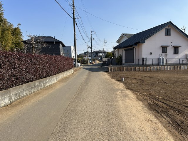 前面道路の写真です。幅員は4ｍあります。写真を奥に進むと国道6号に出ます。