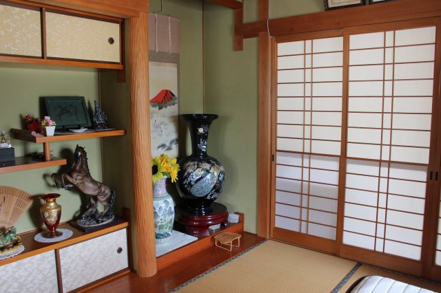 素敵な飾り棚がある和室。コレクションを飾ることができます