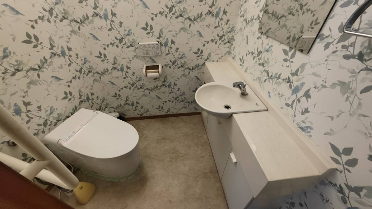リーフ模様の壁紙が上品さを感じます