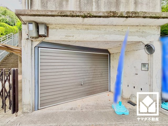 シャッター付きの堀込車庫で、防犯性にも配慮された設計です。重い荷物や雨の日の移動もスムーズで、快適なカーライフを実現します。