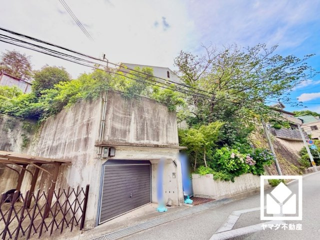 敷地内には桜、藤、ぶどうなど木々が多く植えられていて、四季の移り変わりが感じられる緑豊かな景観です。落ち着いた雰囲気の中でゆとりある毎日をお過ごしいただけます。