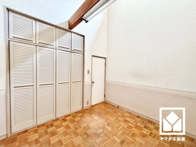 約5.5帖の2階洋室です。全居室に収納がございますので、お部屋の広さを最大限に活用できます。