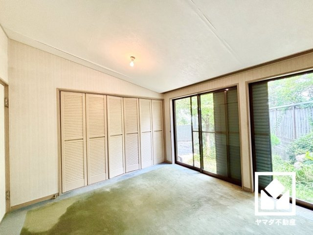 約8帖の2階洋室です。柔らかな光が差し込むお部屋で、快適で落ち着いた生活をお送りいただけます。