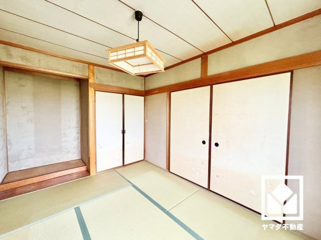 2階和室です。ダイニングに隣接しており、リビング的なスペースとして一体でのご利用も可能です。