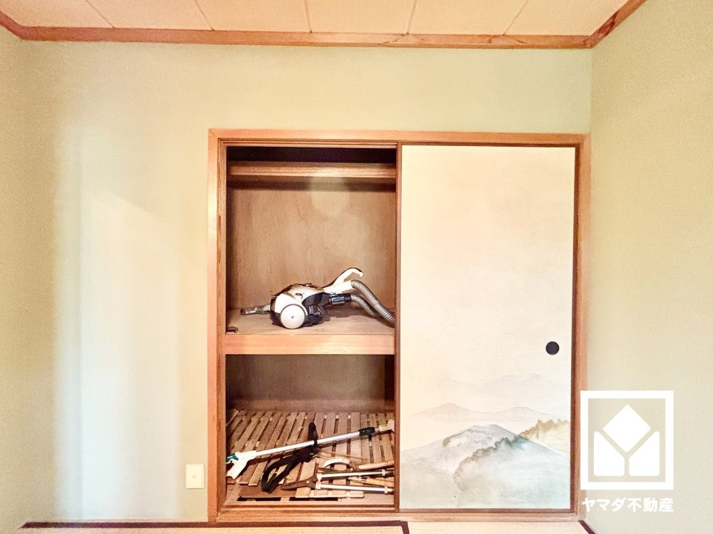 大きな押入れなので整理整頓しやすいです。季節の衣類や寝具などもすっきり片付きます。