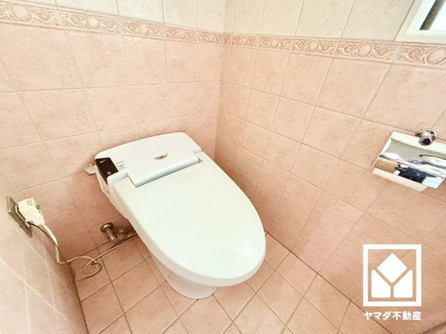 お手入れがしやすく節水効果も高いタンクレストイレです。温水洗浄便座付きで、季節を問わずいつでも温かい便座をお使いいただけます。