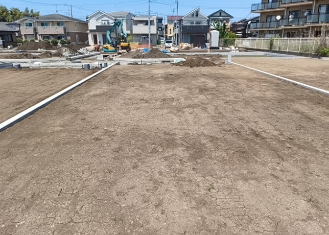 土地の面積＝住宅面積ではありません。建ぺい率の問題などで、土地のある場所によって住宅を建てられる面積は限られています。高さもしかり、「土地」という言葉の中には、建築条件も含まれると考えておきましょう。