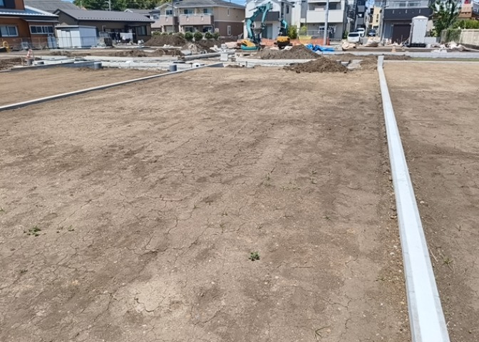 家を建てる場合、方位は要チェックです。現実的に日当たりのよい家ならばリビングは南側、建築基準法でも北側に当たる家への配慮は求められています。土地を見学に行く際は、方位磁針を持って行くようにしましょう。