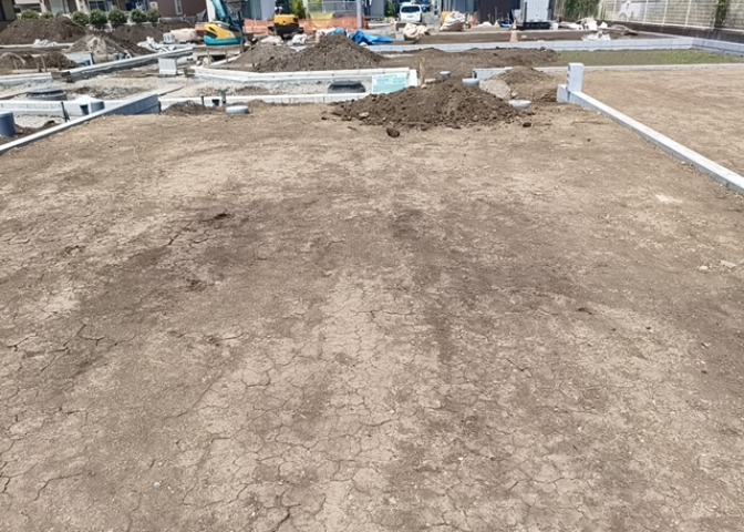 土地を買う際、住む地域の自治体や福祉の補助制度にも注目してみましょう。子供や老人の医療補助やゴミ出しのルールなど、自治体によってルールに大きな違いがあるため、暮らしやすい土地で判断するとよいでしょう。