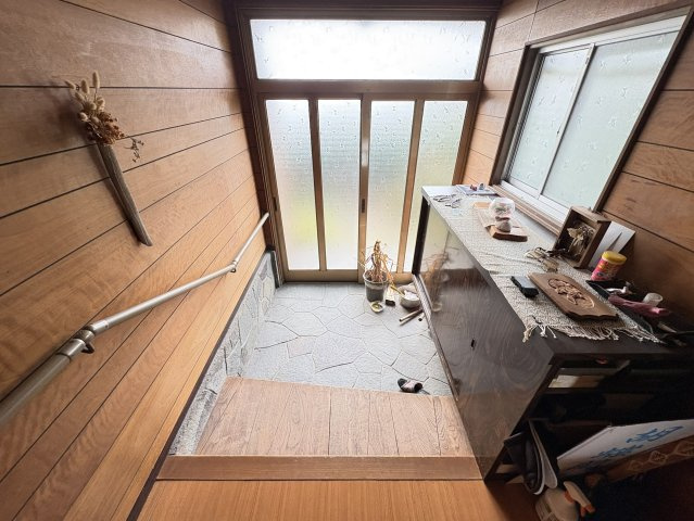 採光をしっかり確保した明るい玄関で、日中は照明いらずの心地良い空間です。ガラス戸からやわらかな光が入り、空間全体がすっきりとした印象です。来客時も第一印象の良い、落ち着きある玄関です。