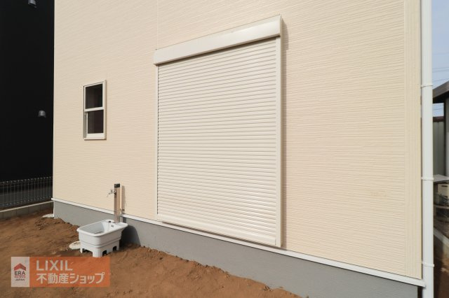 現地完成写真。1階リビングには雨風の強い日にも役立つ防犯シャッターがついています。