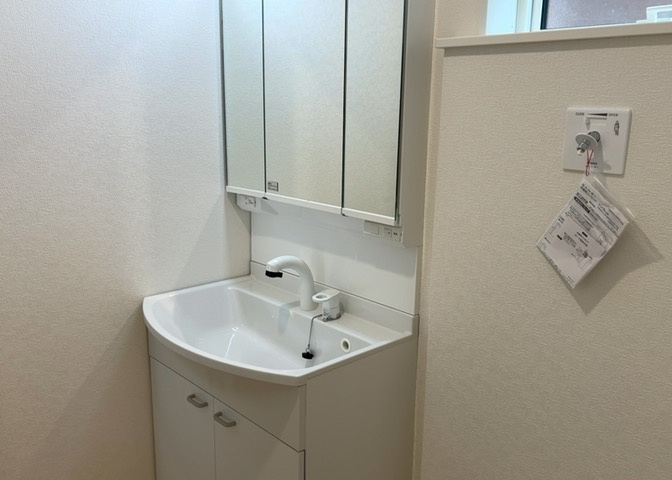 洗面化粧台では顔を洗ったり、身だしなみを整えることが本来の使い方ですが、用途によっては洗面化粧台に求められる機能が違ってくるため、ご自身や家族のライフスタイルに合ったものを選ぶことをおすすめ致します。