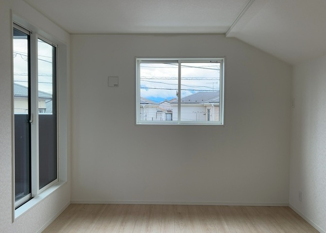 洋室のメリットは重い家具が置きやすく、身の回りが整理しやすいことです。　床がフローリングのため畳とは異なり凹みにくいです。　クローゼットなど収納が豊富で、普段使わない旅行カバンや服の整頓も簡単にです。