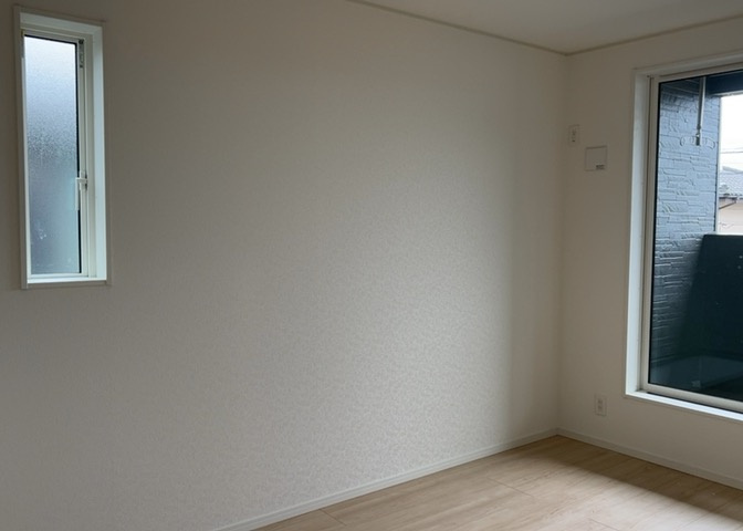 寝室でゆっくりと過ごすためにはベッド周りの適度な空間を担保することや窓の位置、照明の明るさ、寝室の広さなどを考える必要があります。自身や家族の構成とライフスタイルに併せて寝室にする部屋を選びましょう！