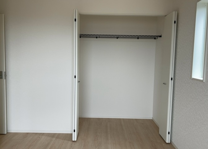 デザイン性を重視しすぎて収納が少なかった！なんてことにならないため、事前に現地で収納の数を確認しておくことをお勧めします。クローゼット以外にも床下収納や屋根裏収納、パントリーなどもチェックしましょう。