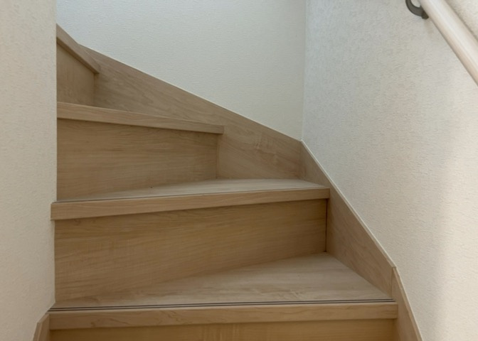 建物の上下階の通路である階段は、その位置によって動線や室内の印象が大きく左右されます。手摺にも重要な役割があり、転倒の防止・歩行や動作を円滑にして日常生活を支えることを主な目的として設置されています。