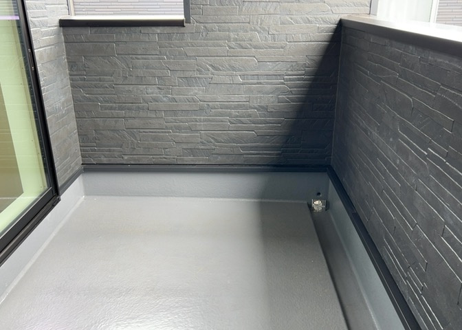 バルコニーは、室外の専用スペースのうち、「屋根がなく開放された空間」であるものを指します。ベランダより広いタイプのものが多く、日当たりもよいため家庭菜園などを楽しみたい人にとって適した環境となります。