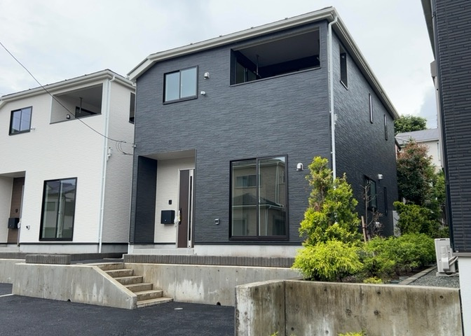 住宅用の土地では前面道路に2m以上接していなければならないと法律で定められています。しかし、お持ちの車のサイズやライフスタイルなどにより、2mでは利便が悪い場合もございますので、事前に確認しましょう。