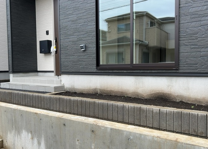 木造住宅とは土台、壁、柱など建築物の強度を支える構造体の材に木が使用されている構造を指します。構造体は建物の自重を支えるだけではなく風圧や水圧、積裁荷重などあらゆる衝撃に耐えるための基礎です。