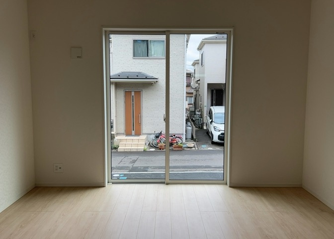サッシとは、ガラス窓に使用される金属製の窓枠のことです。一般的に住宅建築では、金属製建具工事の段階で備え付けるもので、ガラス類や玄関、バスルームのスチール製のドアなどと同じタイミングで工事を行います。