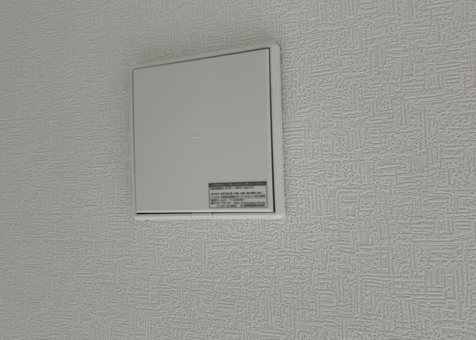 1日中建物内の換気が行われるように設計された仕組みです。気密性の高い住宅は、家に籠った空気でシックハウス症候群になる可能性がありますが、24時間換気システムであれば計画的な換気で対策が可能です。