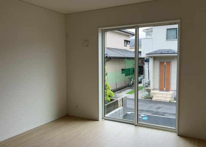 直線タイプはLとDKを一直線に並べた形で対面キッチンのタイプです。一般的なのでよく見かけるかもしれません。直線タイプに似た直接アイランドタイプは、キッチンとダイニングの間に壁がない分広く感じられます。