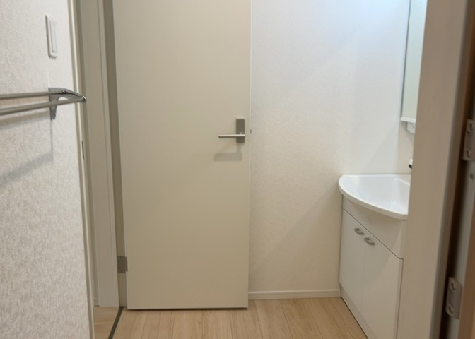 多くの戸建て住宅で見かける洗面脱衣所は、洗面台と洗濯機が2畳ほどのスペースに並べられていて、洗面所が脱衣所を兼ね備えている間取りが一般的です。お客様が利用することもある、パブリックな空間でもあります。