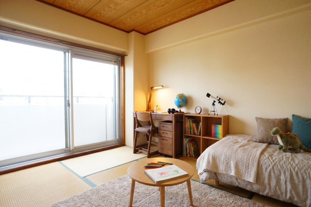 家具配置のイメージがしやすいレイアウト例掲載中。ご入居後の暮らしを具体的に想像できます。　本画像はCGで作成しており、実際に現地に家具は置かれておりません。また、価格に家具は含まれておりません。