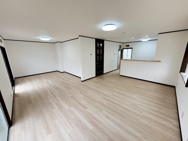 広々22帖のリビング空間・家族が自然と集まる、明るく開放的なリビング空間。　のんびりくつろげる、居心地のよさが魅力です。