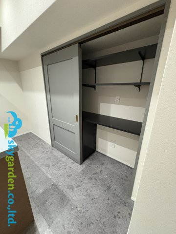 キッチン背面のパントリー