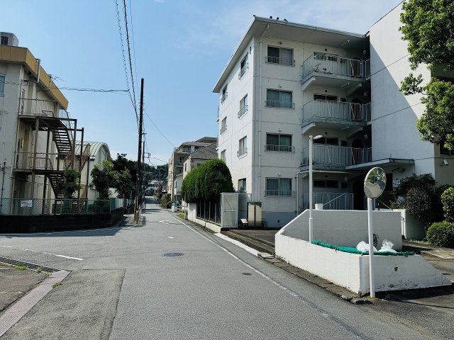 ～小中学校が徒歩5分圏内のためお子様の登下校も安心～