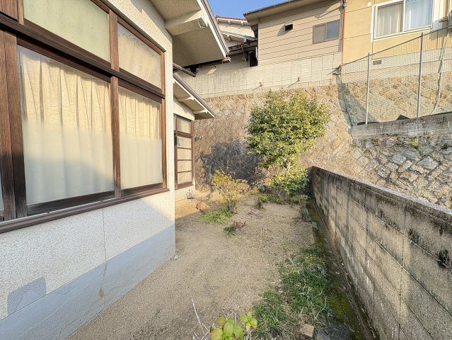 建物脇に設けられた庭スペースは、日当たりもあり落ち着いた雰囲気。植栽を楽しんだり、家庭菜園や物干しスペースとして活用するなど、使い方は自由自在です。手を加えることで、暮らしに彩りを添える屋外空間です。