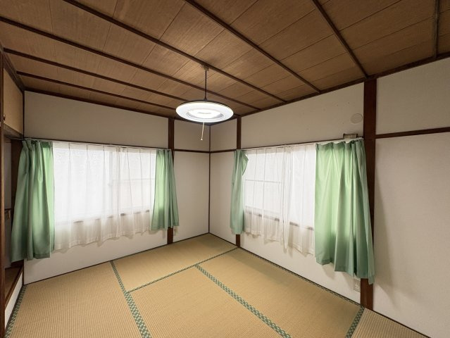 二面採光により明るく開放感のある和室です。風通しも良く、季節を問わず快適な室内環境を保てます。家具の配置もしやすい空間で、和室としてはもちろん、モダンな和洋室スタイルにも対応可能。多目的に活用できそう