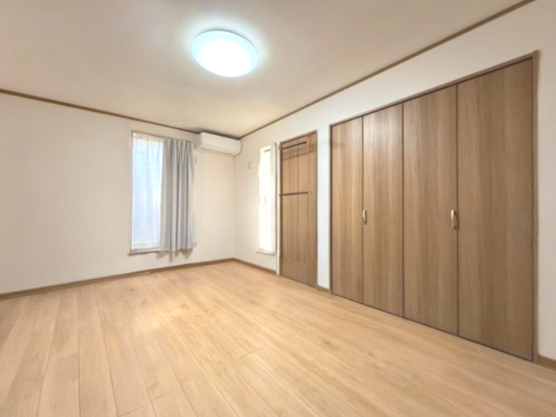 主寝室にもおすすめの落ち着いた洋室【本画像は居住者様の家具をCGで消した画像であり、現況と異なる可能性がございます。】