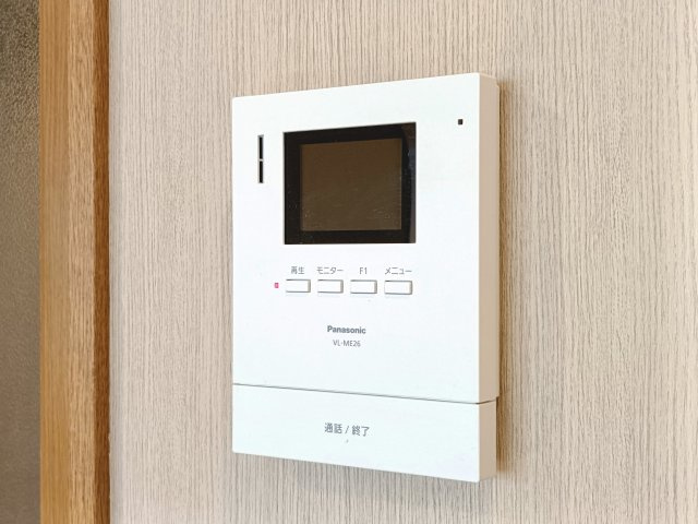 【インターフォン】　来客を確認できるモニター付きインターフォン。安心のセキュリティ。