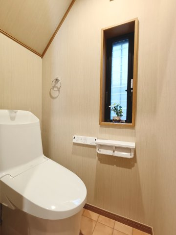 【トイレ】　シンプルで清潔感のあるトイレ空間です。
