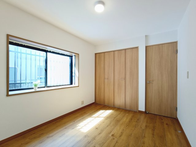 【洋室1　約6.0帖】　落ち着いた雰囲気の洋室。寝室や子ども部屋など、幅広くお使いいただけます。