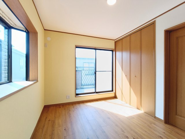 【洋室2　約6.0帖】　窓から光が差し込む明るい洋室。日中も気持ちよく過ごせます。