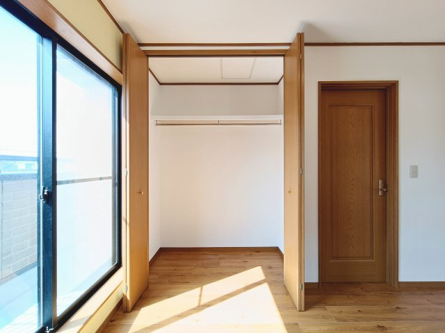 【洋室2　収納】　各部屋に収納を備え、衣類や荷物もすっきり整理できます。
