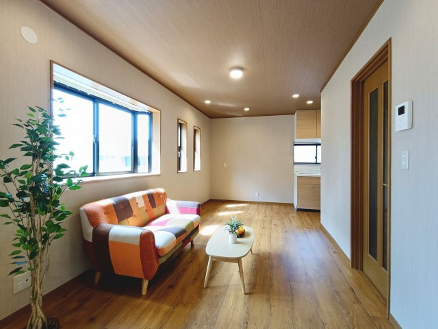 【LKD　約11.0帖】　窓からの光がやさしく差し込む、居心地の良いLDKです。
