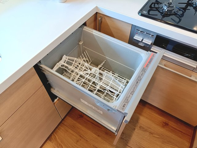 【食洗器】　食後の片付けをサポートしてくれる便利な食洗機付き