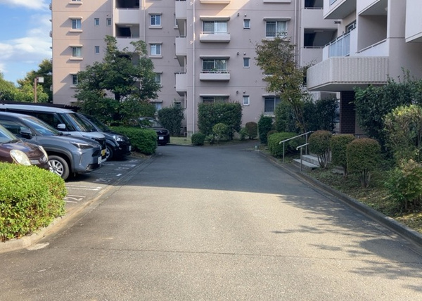 【パークサイド南大沢の敷地内駐車場】