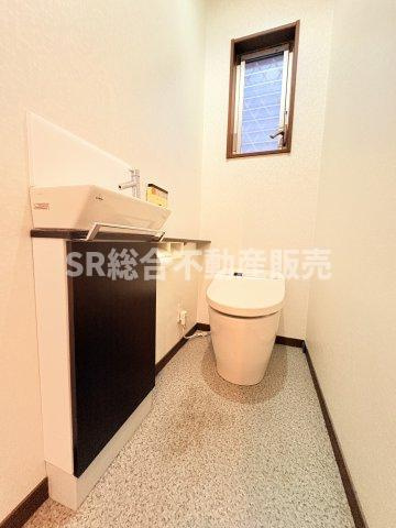 手洗いも有り！清潔感のあるトイレです。温水洗浄便座もございます♪