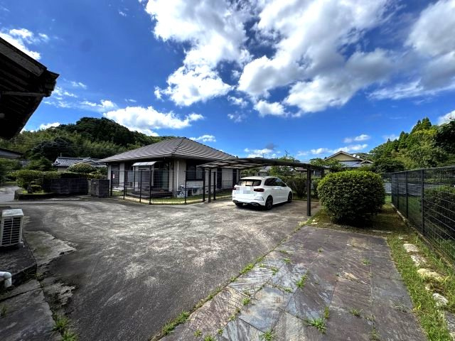 ゆったり2台分のカーポート付。旋回もラクラクの広々敷地です。