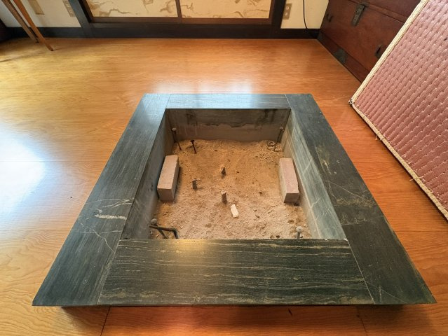 室内に設けられた囲炉裏スペースです。昔ながらの趣を感じられる造りで、住まいに個性と温かみをプラスしています。和の雰囲気を大切にしたい方や、古民家ならではの魅力を楽しみたい方におすすめのポイントです。
