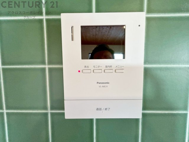 訪問者が来たときにテレビ画面で確認できるため、安心してドアを開けられます。録画機能があるものもあり、留守中に来訪者を記録しておくことができます。利便性が高く、セキュリティ面でも安心です。　