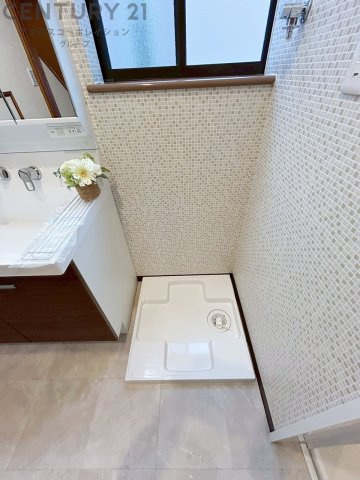 洗濯物の仕分け作業がしやすく、整理整頓が容易になります。洗濯音や湿気を他の部屋に持ち込まず、生活環境を快適に保ちます。上部を活用すれば収納スペースを確保でき洗剤や洗濯用品の整理もしやすくなります。　