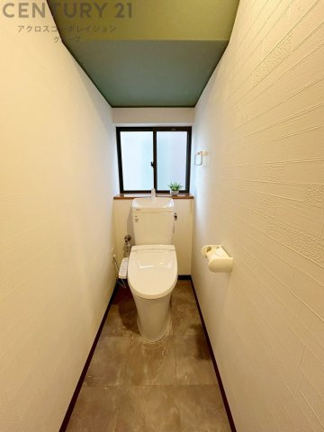 温水洗浄便座付トイレは温水洗浄機能により、暖かい水でおしりを洗浄することができ、冷たい水を使う従来の便座に比べ、温水洗浄機能で暖かいトイレを提供し、快適な使用を可能にします。　