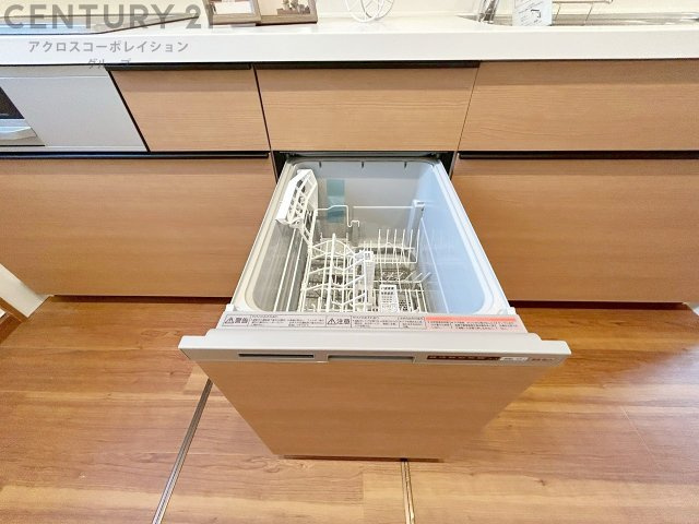 手洗いに比べて時間や労力を節約できることです。また、高温のお湯で洗浄されるため、雑菌や細菌を殺菌する効果もあります。さらに、乾燥機能があるため、手で拭く手間も省け衛生的に保管できます。　