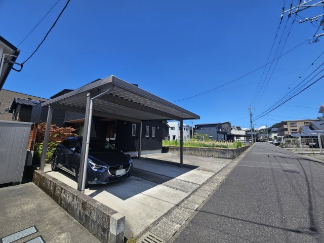 カーポート付き。来客があっても安心な駐車スペース。